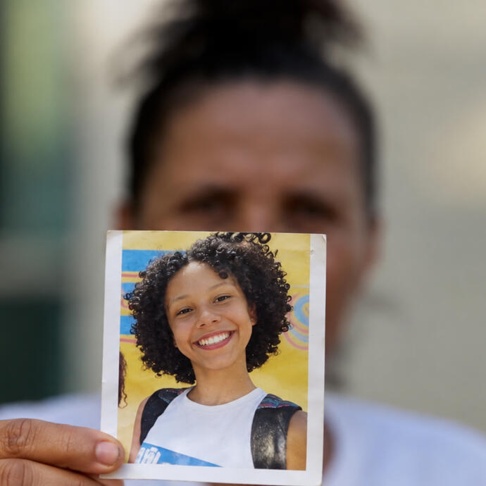 Escravos da violência é uma reportagem especial sobre a violência que atinge jovens negros e pobres no Brasil. Créditos: Reportagem • Roteiro • Imagens • Edição